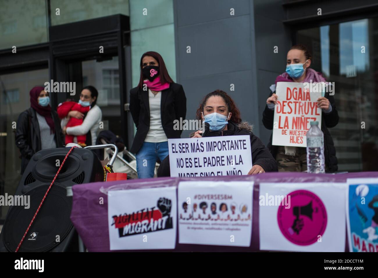 Eine Frau mit einem Plakat, auf dem steht, dass das wichtigste Wesen nicht der Vater oder die Mutter ist, sondern das Kind, während der Demonstration.am Weltkindertag, 20. November, Mütter, die die Vormundschaft ihrer Kinder verlieren, demonstrieren vor der Generaldirektion Aufmerksamkeit für Kinder und Jugendliche (DGAIA) in Barcelona und prangern Unregelmäßigkeiten der Verwaltung beim Rückzug der Vormundschaft ihrer Kinder an. Stockfoto