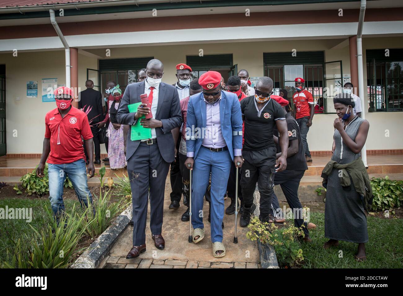 Mityana, Uganda. August 2020. Der Politiker Francis Zaake verlässt das Gericht in Mityana, wo er seine Festnahme unter dem Vorwurf des "versuchten Mordes" anfordert, Der Oppositionspolitiker Francis Zaake ist Teil der People Power-Bewegung und der Partei Nation Unity Platform (NUP), die von Robert Kyagulanyi aka Bobi Wine geführt wird. Die führende Oppositionspartei hat beschlossen, Ugandas am längsten amtierenden Präsidenten bei den Wahlen 2021 zu verdrängen. Kredit: Sally Hayden/SOPA Images/ZUMA Wire/Alamy Live Nachrichten Stockfoto