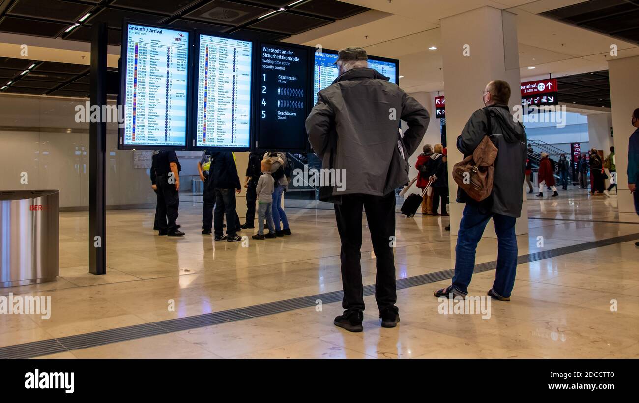 Schönefeld, 1. November 2020 - Passagiere am Flughafen Berlin Brandenburg (BER) stehen vor der Informationstafel Stockfoto