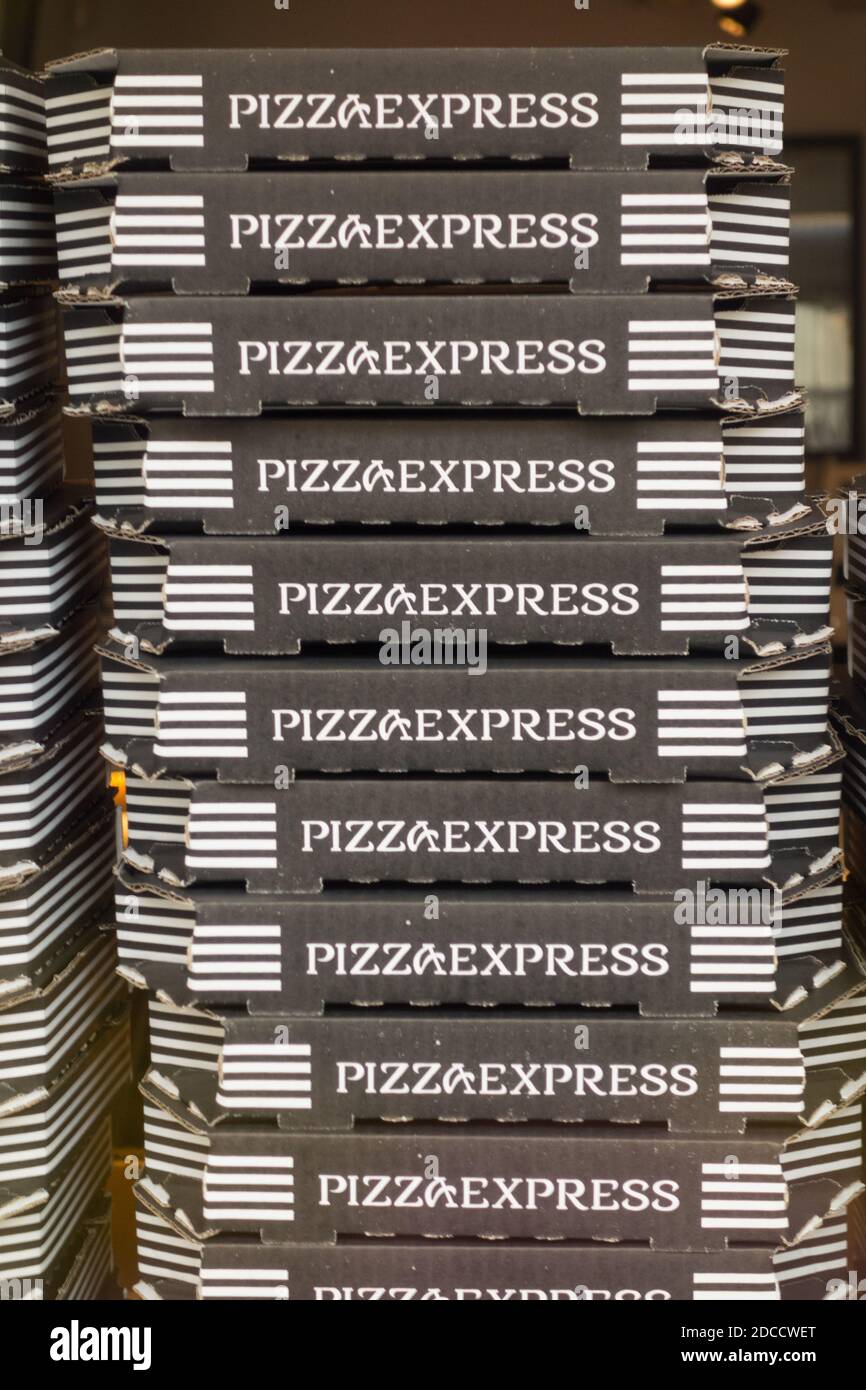 Pizzakartons zum Mitnehmen, gestapelt in einem Schaufenster, London, Großbritannien Stockfoto