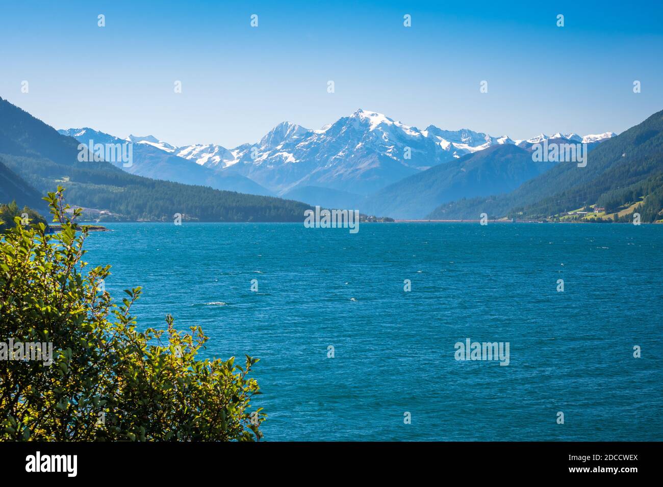 Blick auf den Reschensee und das Ortlergebirge im Vinschgau (Südtirol, Italien). Es liegt neben dem See della Muta (deutsch: Haidersee) Stockfoto