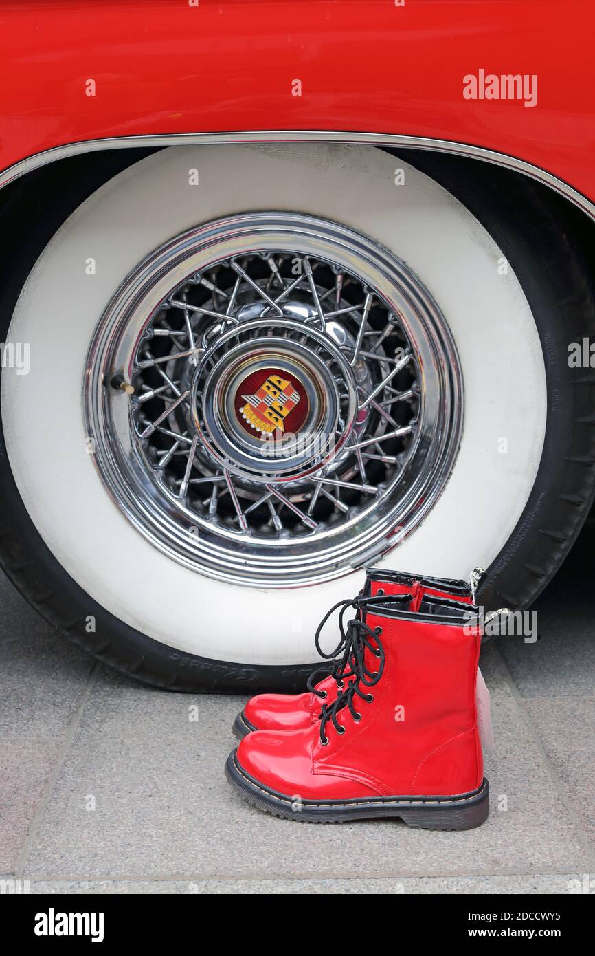 Großbritannien / England /London / Doc martert beim Classic Car Boot Sale am Granary Square in King's Cross London rote Lackstiefel. Stockfoto