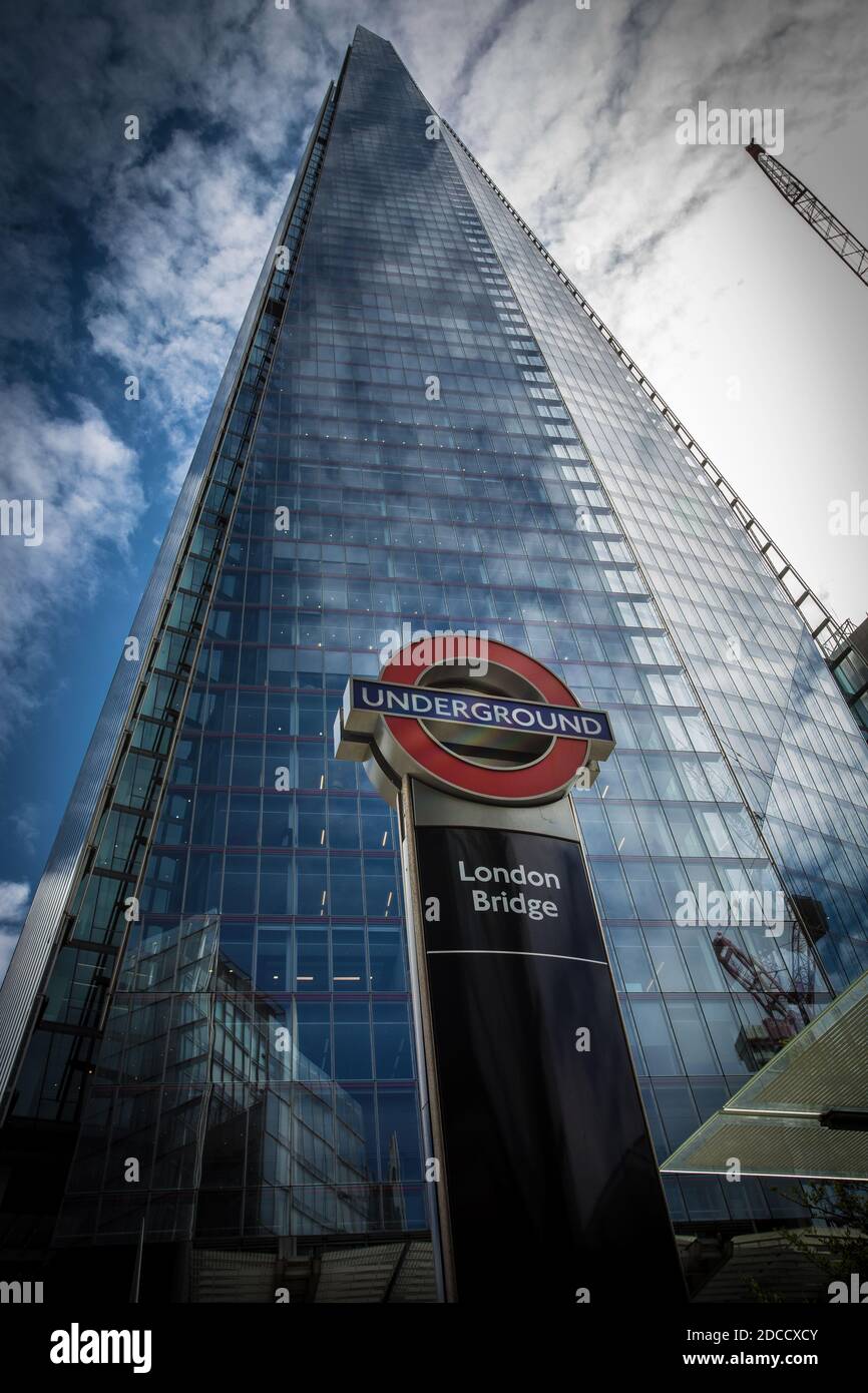 Unterirdisches Schild mit dem Shard im Hintergrund in der Nähe der London Bridge Station. London, Großbritannien. Stockfoto