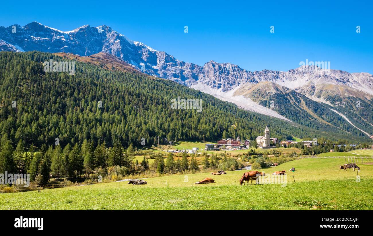 Blick auf Sulden (italienisch: Solda), ein Bergdorf in Südtirol an einem sonnigen Septembertag. Sulden (1,900 m) liegt am Fuße des Ortlers Stockfoto