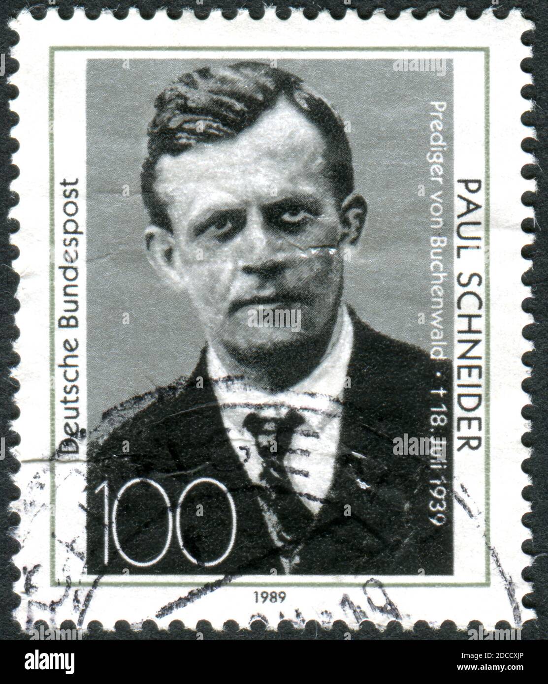 Eine in Deutschland gedruckte Briefmarke zeigt ein Porträt von Reverend Paul Schneider (d. 1939), Märtyrer des KZ Buchenwald, um 1989 Stockfoto