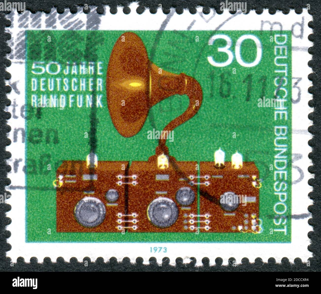 DEUTSCHLAND - UM 1973: Eine in Deutschland gedruckte Briefmarke, die den 50 Jahren des deutschen Rundfunks gewidmet ist, gezeigt von Radio und Sprecher, um 1973 Stockfoto