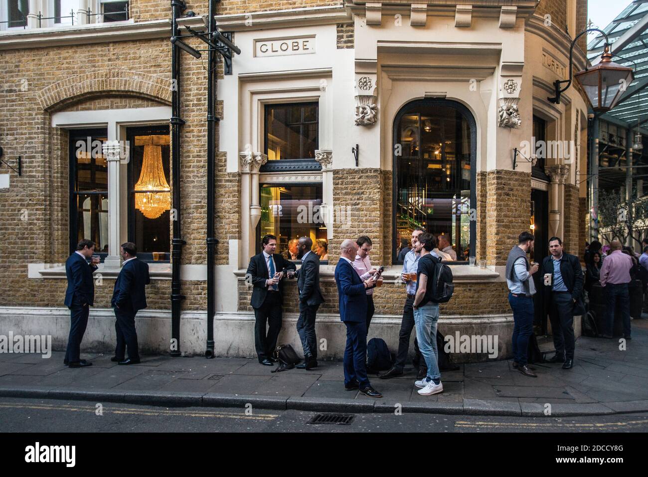 Großbritannien / England /London /Menschen, die außerhalb der Globe Tavern im Londoner Borough Market trinken. Stockfoto