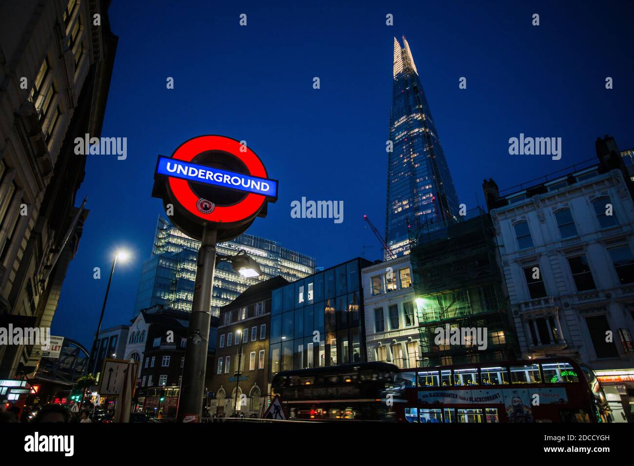 Großbritannien / England /London / Blick vom Borough Market auf den Shard, das Schild der Londoner U-Bahn und Shard bei Nacht Stockfoto
