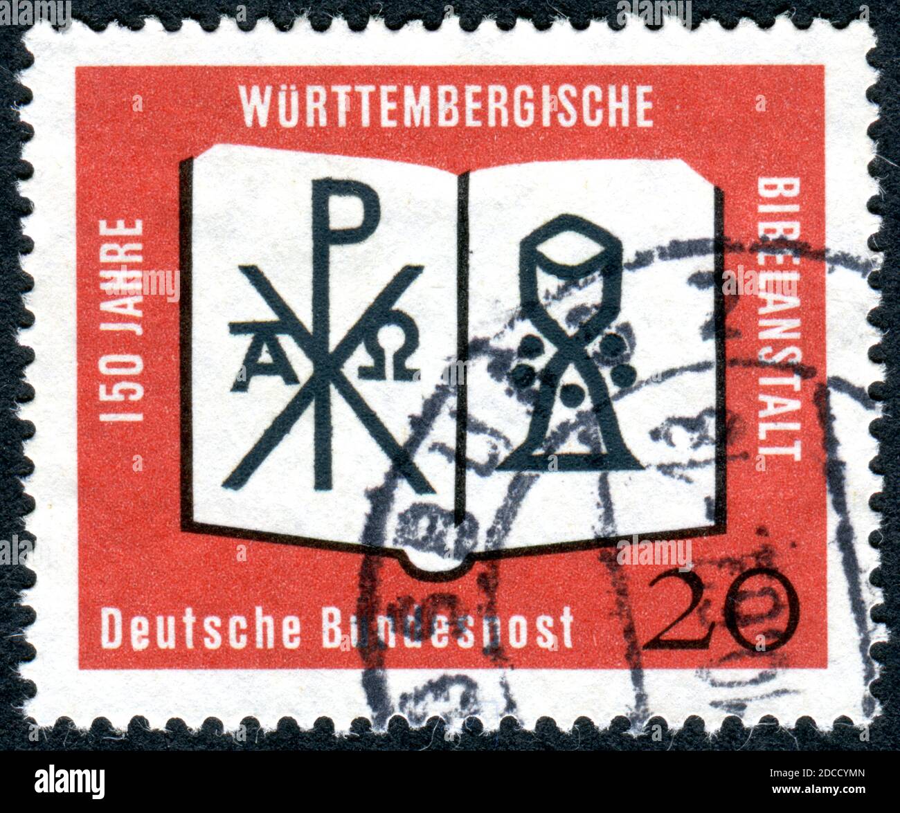 Eine in Deutschland gedruckte Briefmarke, die dem 150-jährigen Württembergischen Bibelinstitut gewidmet ist, zeigt die offene Bibel mit dem Monogramm Christi und dem Kelch. Stockfoto