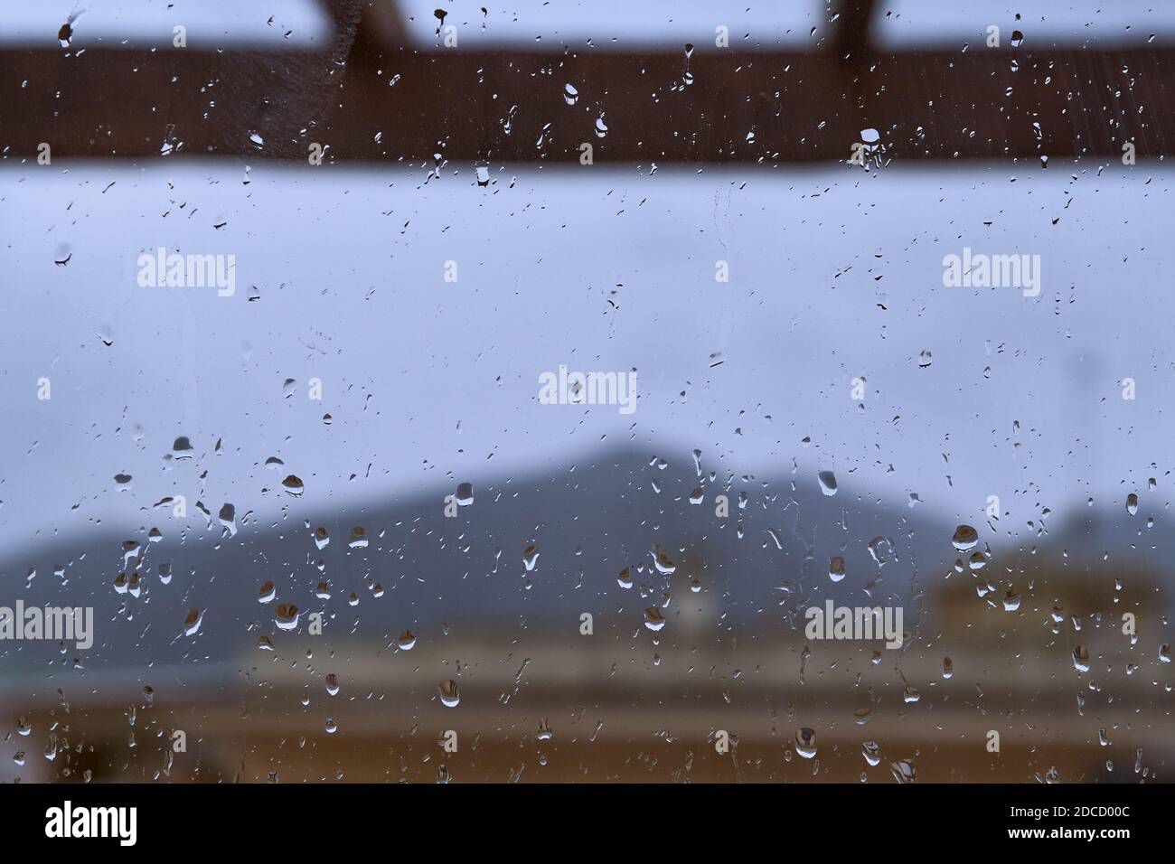 Regen durch das Glas Stockfoto