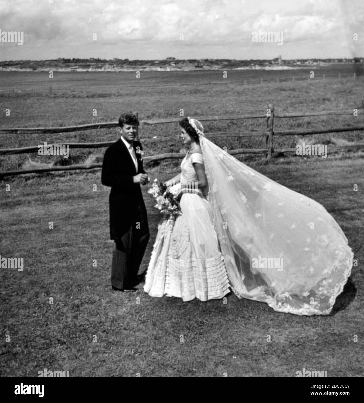 Frisch verheiratetes JFK und Jackie, 1953 Stockfoto