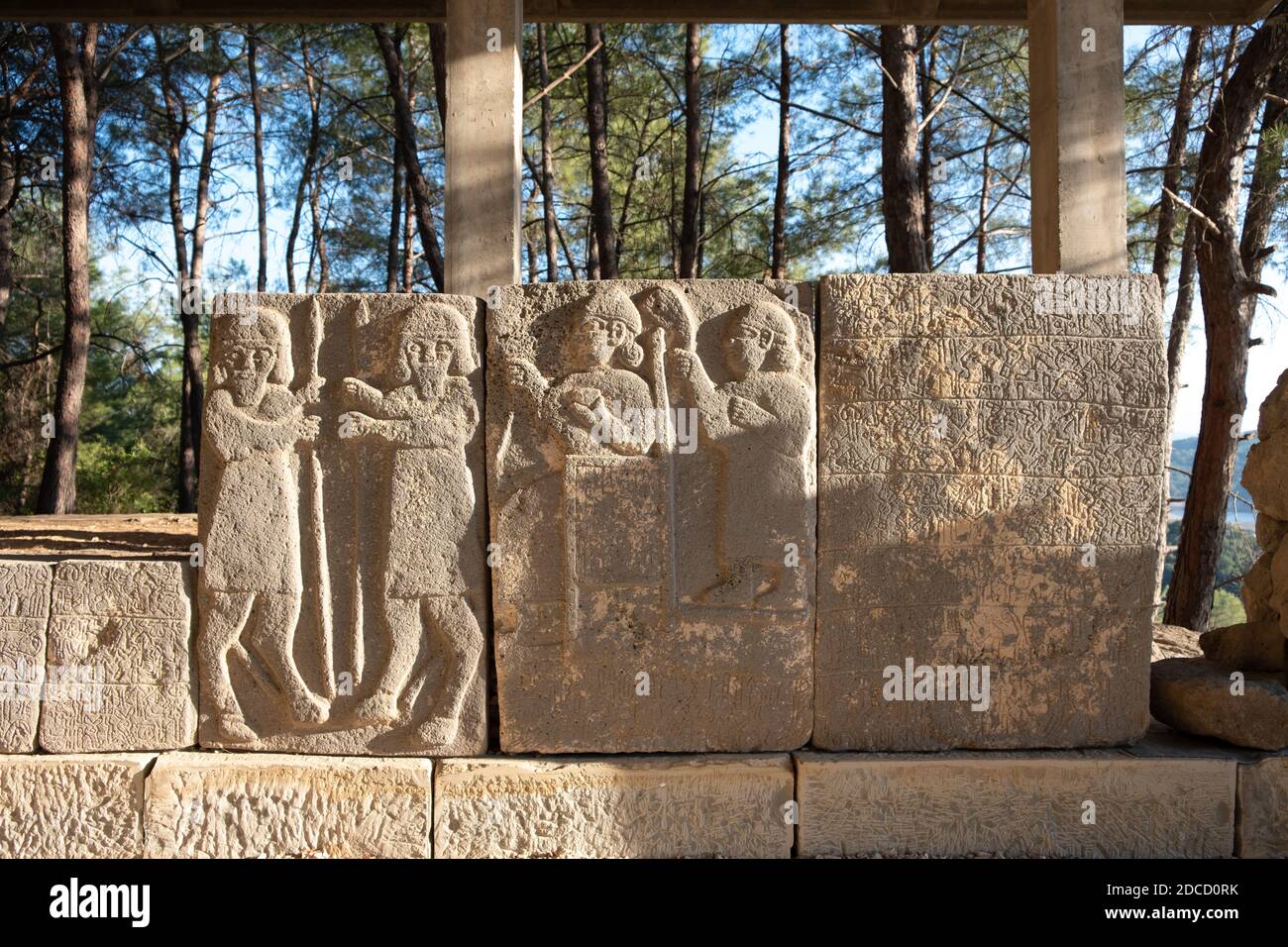 Osmaniye, Türkei November 2020: Aslantaş Freilichtmuseum von Karatepe, in dem historische Artefakte aus dem hethitischen Reich ausgestellt sind Stockfoto