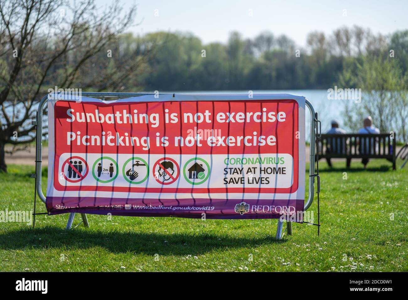 Plakat in einem Park in der Nähe des Sees Warnung vor der Gefahr von Coronovirus. Großbritannien, Bedford, 10. April 2020 Stockfoto