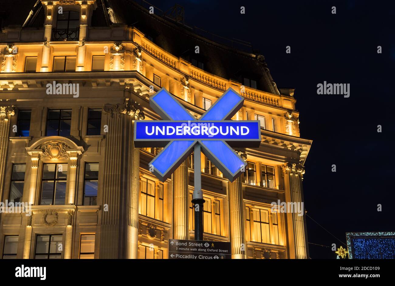 Werbeaktion zur Veröffentlichung von PlayStation 5 in der U-Bahn-Station Oxford Circus. Blaues Kreuzschild. London - 19. November 2020 Stockfoto