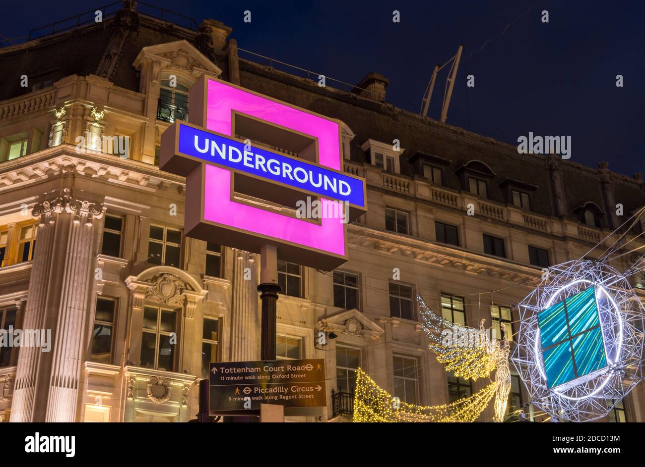 Werbeaktion zur Veröffentlichung von PlayStation 5 in der U-Bahn-Station Oxford Circus. Rosafarbenes quadratisches Schild. London - 19. November 2020 Stockfoto
