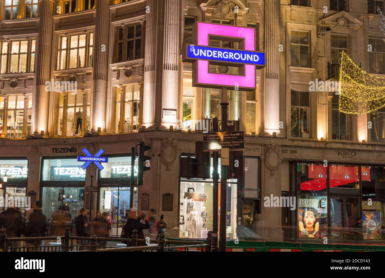 Werbeaktion zur Veröffentlichung von PlayStation 5 in der U-Bahn-Station Oxford Circus. Rosafarbenes quadratisches Schild. London - 19. November 2020 Stockfoto