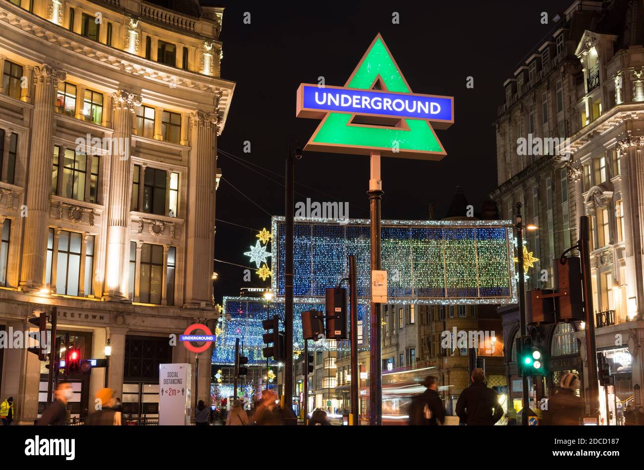 Werbeaktion zur Veröffentlichung von PlayStation 5 in der U-Bahn-Station Oxford Circus. Grünes Dreieck. London - 19. November 2020 Stockfoto
