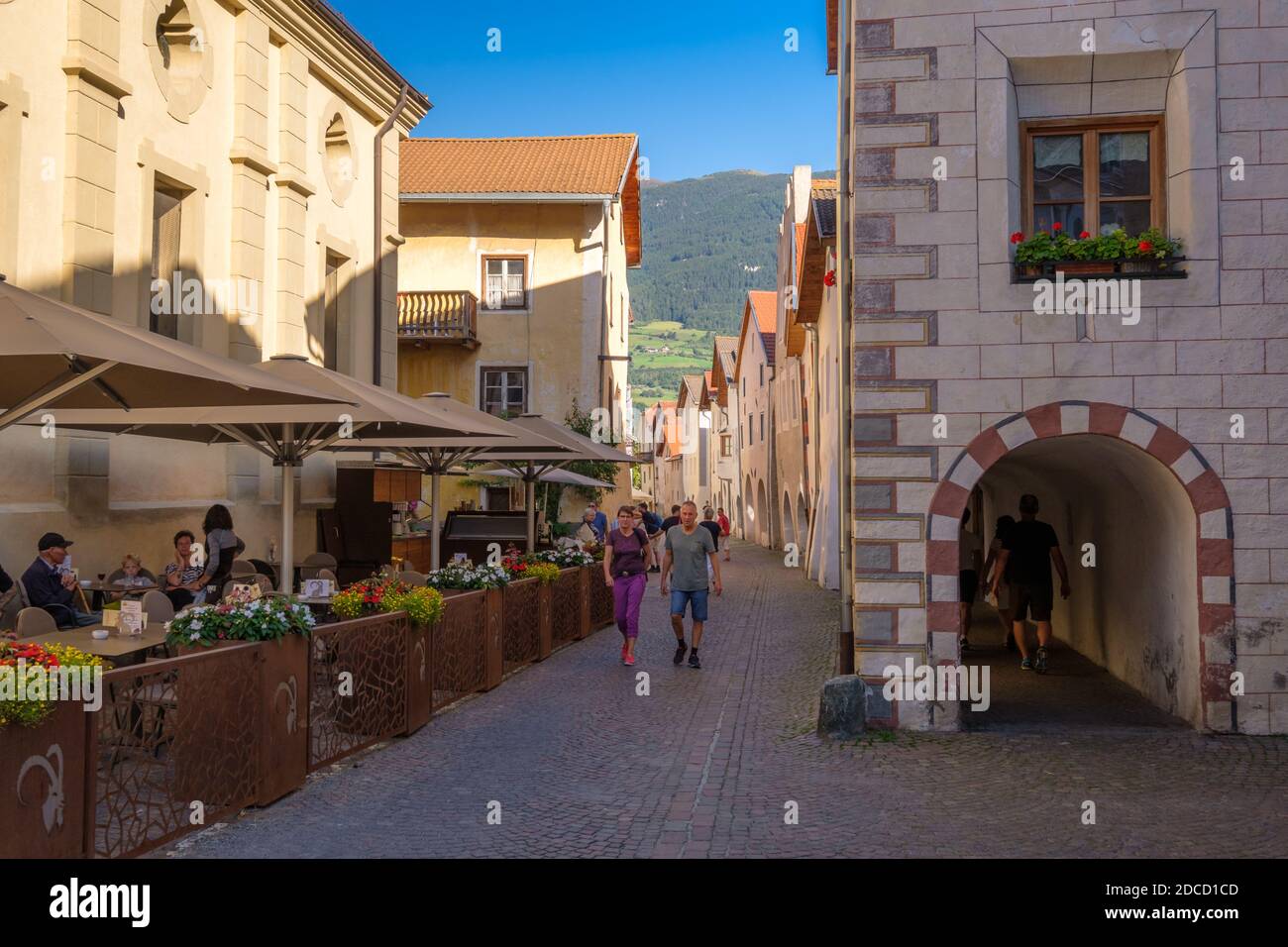 Glurns, Italien - 18. September 2019: Touristen lieben diese kleinen Straßen des italienischen Dorfes Glurns (Vinschgau, Südtirol, Italien) Stockfoto