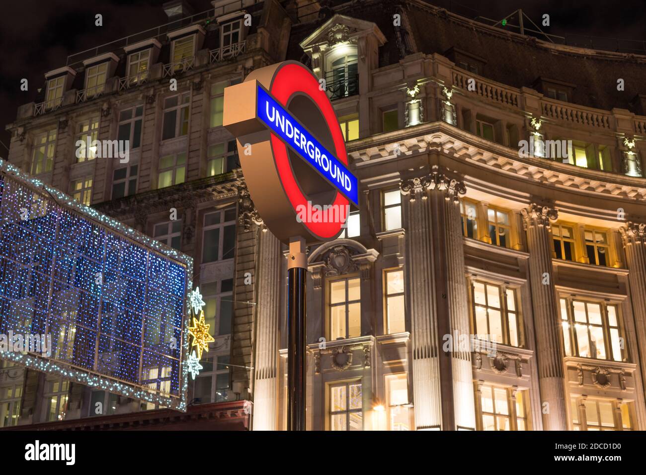 Werbeaktion zur Veröffentlichung von PlayStation 5 in der U-Bahn-Station Oxford Circus. Rundes rotes Kreiszeichen. London - 19. November 2020 Stockfoto