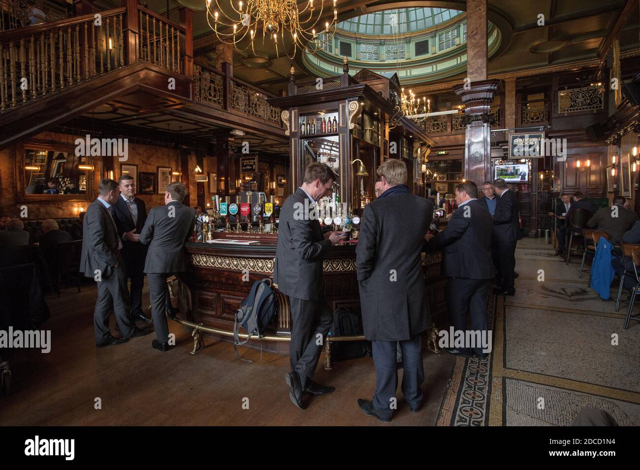 Großbritannien / England /London /City of London / City of London Arbeiter trinken im Counting House Pub in der City of London, Großbritannien Stockfoto