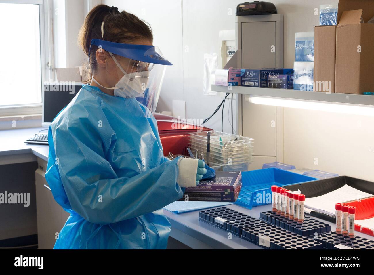 Campobasso, Molise, Italien: Krankenschwester aus dem molekularbiologischen Analyselabor des Cardarelli-Krankenhauses, in Schutzkleidung und Maske gekleidet Stockfoto