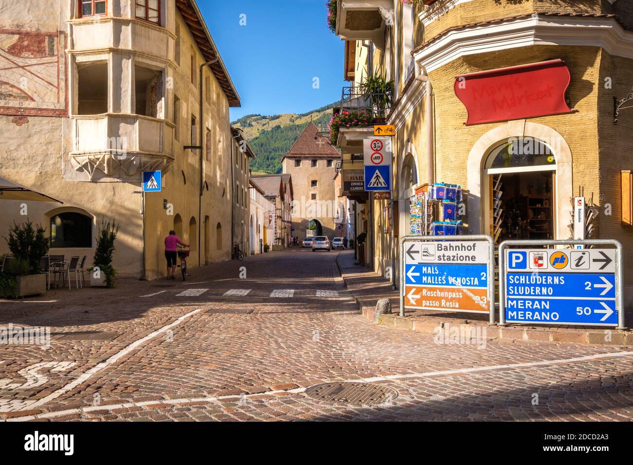 Glurns, Italien - 18. September 2019: Eine Straße führt in Richtung eines der Turmtore im Dorf Glurns (Vinschgau, Südtirol, Italien) Stockfoto