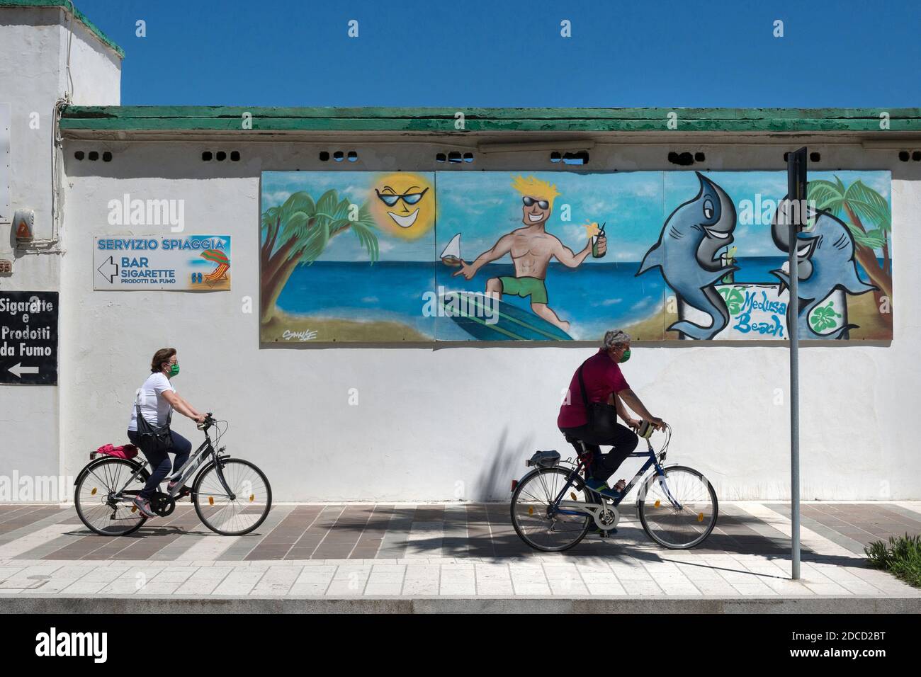 Termoli (CB), Molise Region, Italien: Einwohner von Termoli auf dem Fahrrad, Spaziergang entlang der Küste der Badeanstalten während des lokdown Tag Stockfoto