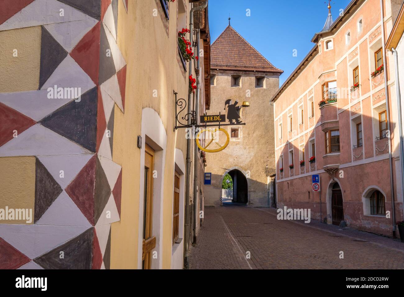 Glurns, Italien - 18. September 2019: Eine Straße führt in Richtung eines der Turmtore im Dorf Glurns (Vinschgau, Südtirol, Italien) Stockfoto