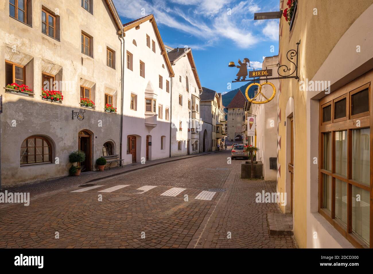 Glurns, Italien - 18. September 2019: Eine Straße führt in Richtung des zentralen Platzes im Dorf Glurns (Südtirol, Vinschgau, Italien) Stockfoto