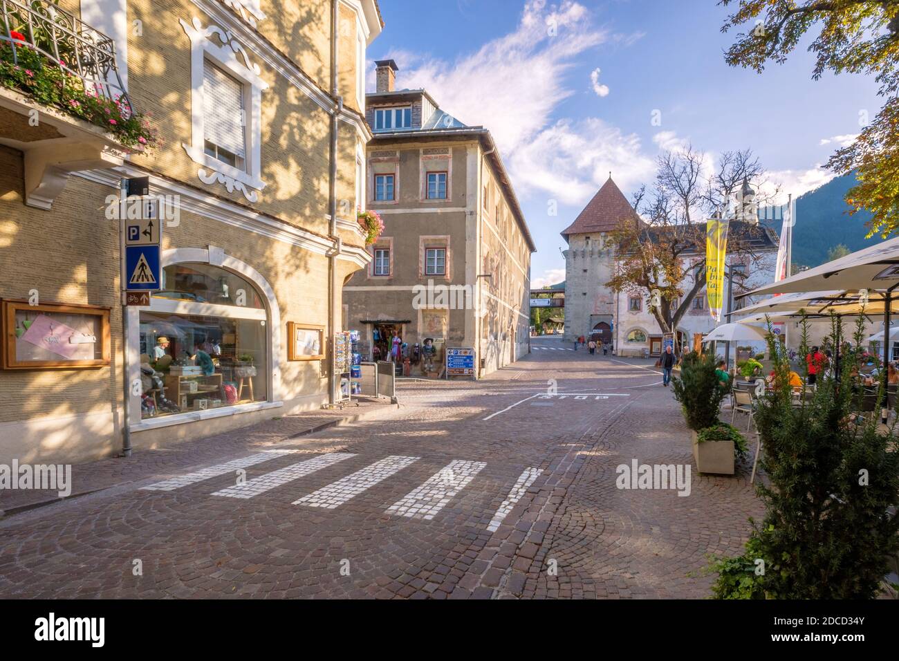 Glurns, Italien - 18. September 2019: Eine Straße führt in Richtung des zentralen Platzes im Dorf Glurns (Südtirol, Vinschgau, Italien) Stockfoto