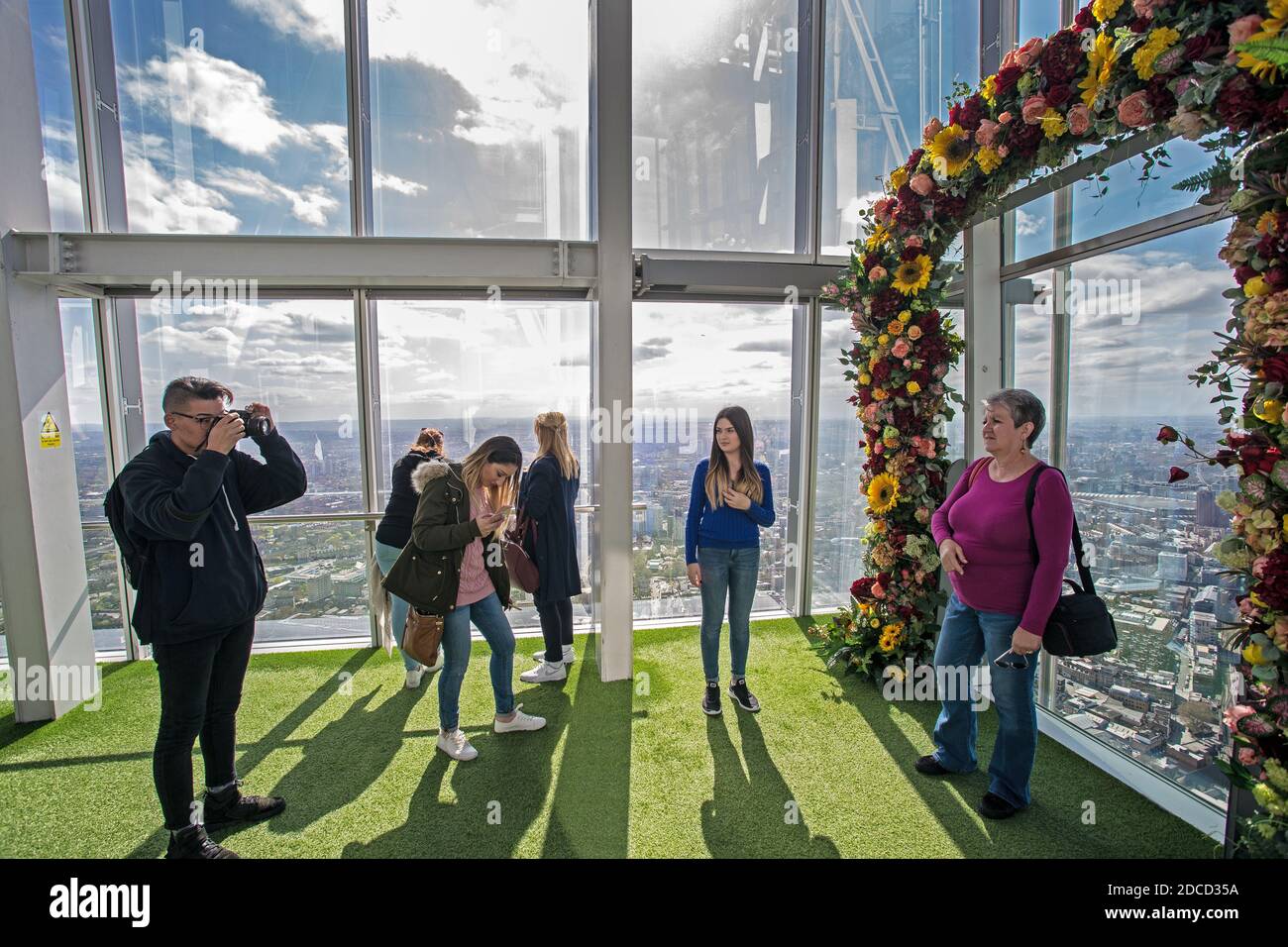 Besucher, die Fotos auf der Aussichtsplattform im Shard, dem höchsten Gebäude in London, machen. Stockfoto