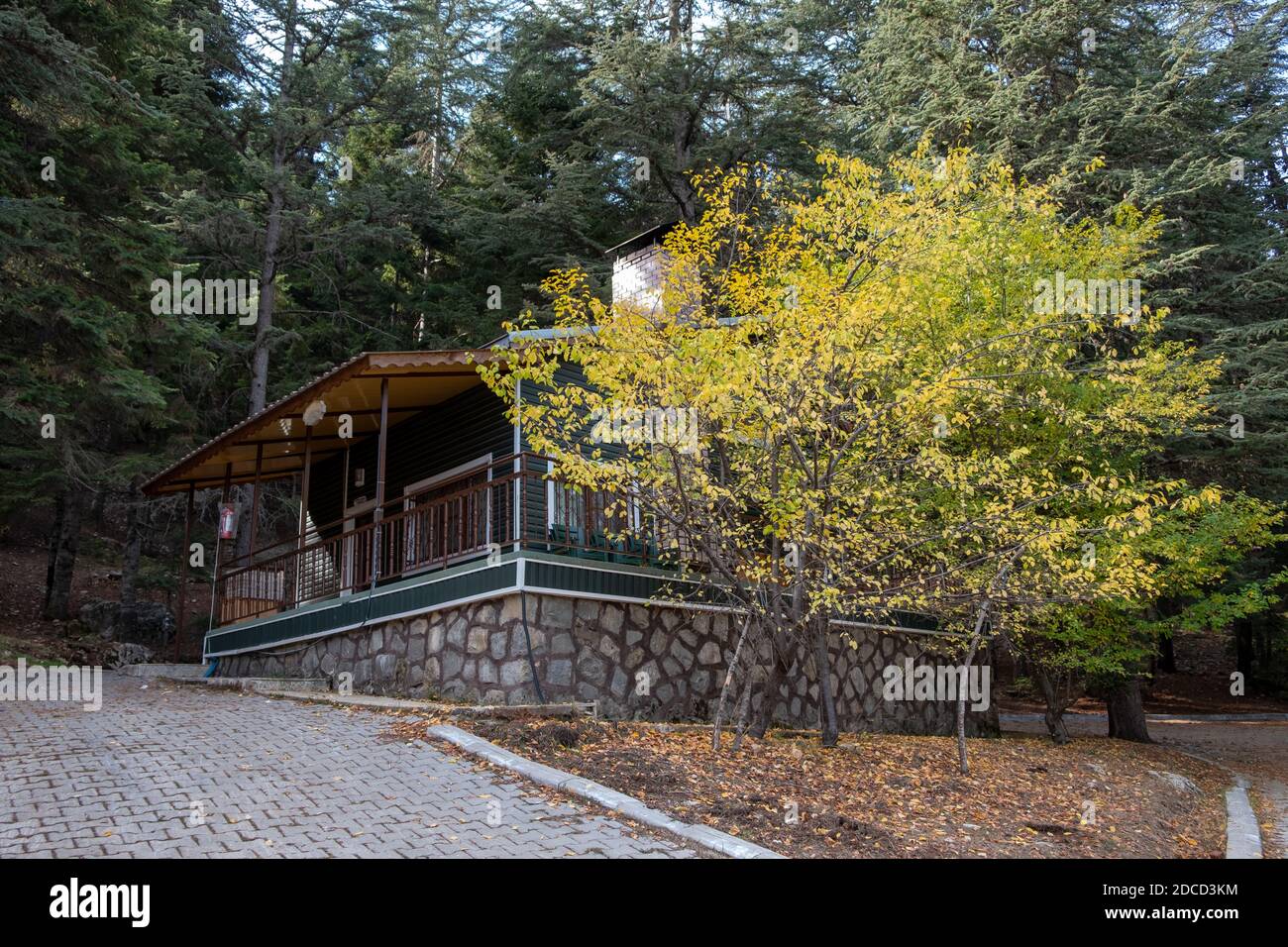 Haus, Holzchalets in den Bergen, Chalets altes Haus Stockfoto