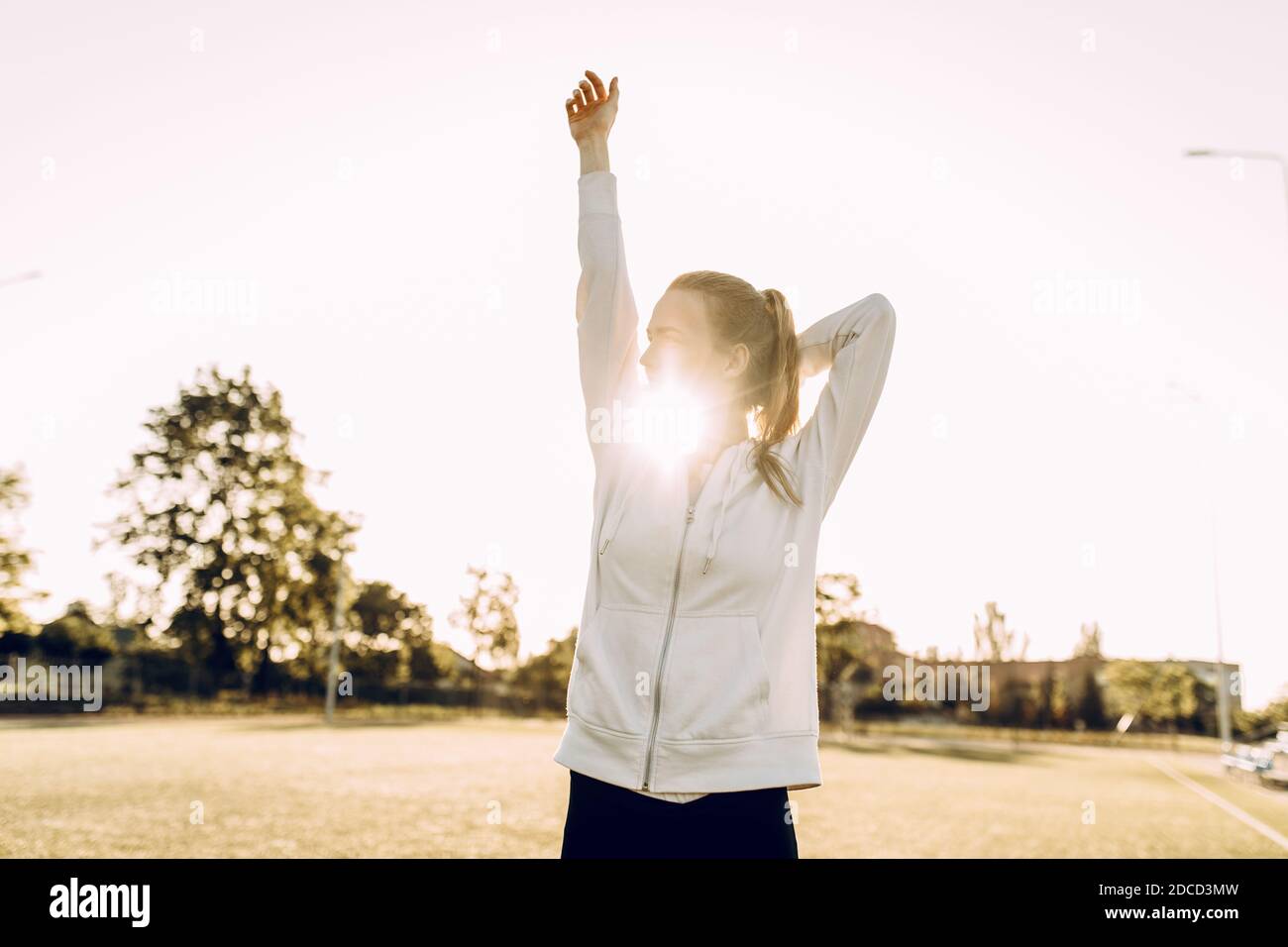 Schlanke Mädchen Athlet in Sportkleidung, Stretching am Morgen in der Morgendämmerung Stockfoto