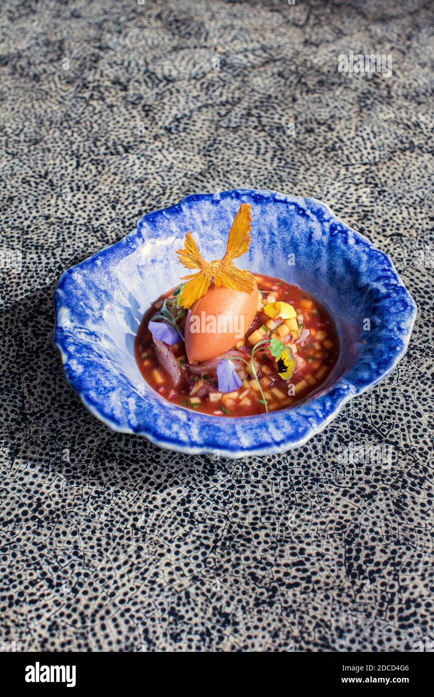 Ein frisch zubereiteter weißer Fisch-Ceviche in einem schönen Teller. Stockfoto