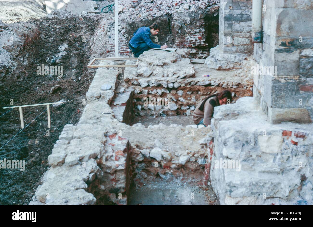 Roman London - Ausgrabungsstätte Tower of London, April 1977. Überreste der römischen und mittelalterlichen Verteidigungsmauer, die ursprünglich von den Römern um Londinium herum erbaut wurde und etwa der Quadratmeile der Stadt London entspricht, sind noch heute an verschiedenen Orten zu sehen. Archivaufnahme der Ausgrabungen in Arbeit. Von Objektträgern gescannt. Stockfoto