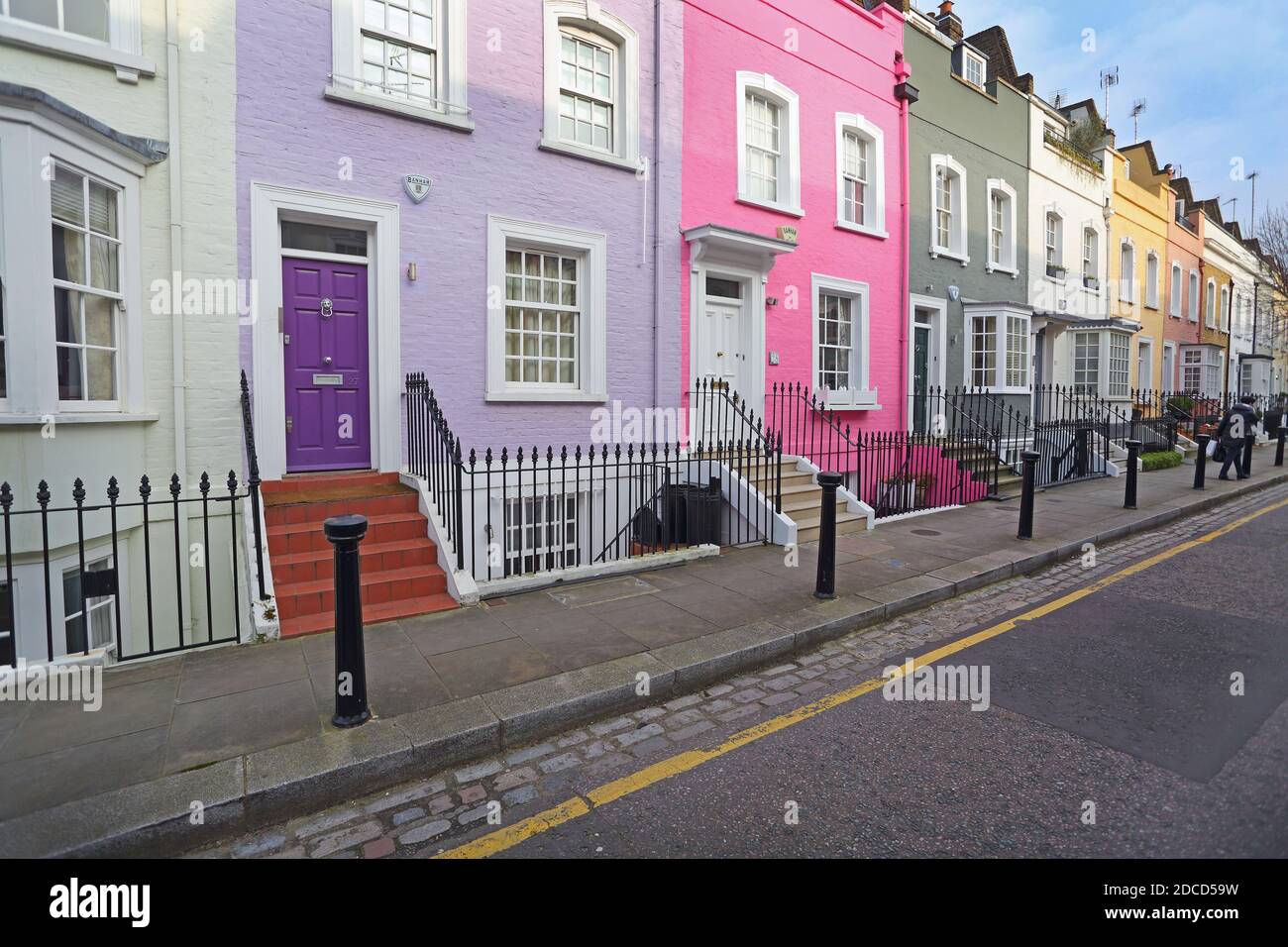 Eine Reihe von mehrfarbigen Stadthäusern im Londoner Stadtteil Kensington und Chelsea. Stockfoto