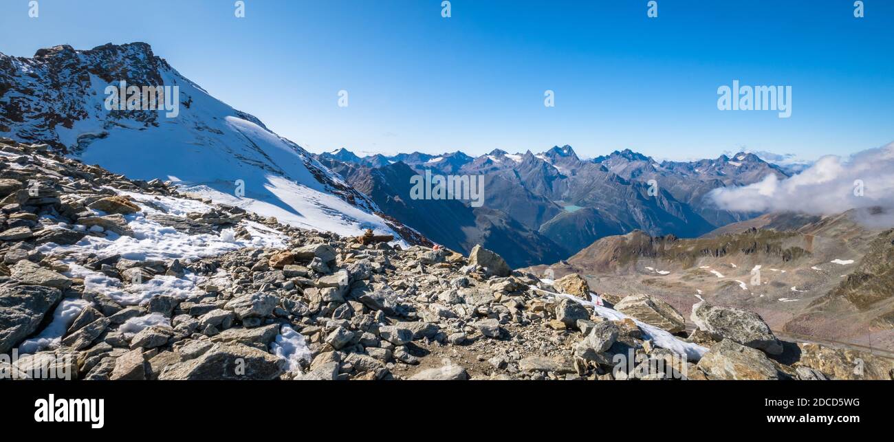 Nach der Ötztaler Gletscherstraße von Sölden bis Rettenbach Gletscher Sie können mit der Schwarzen Schneidbahn zum AussichtsplatzSchwarze fahren Schneid Stockfoto