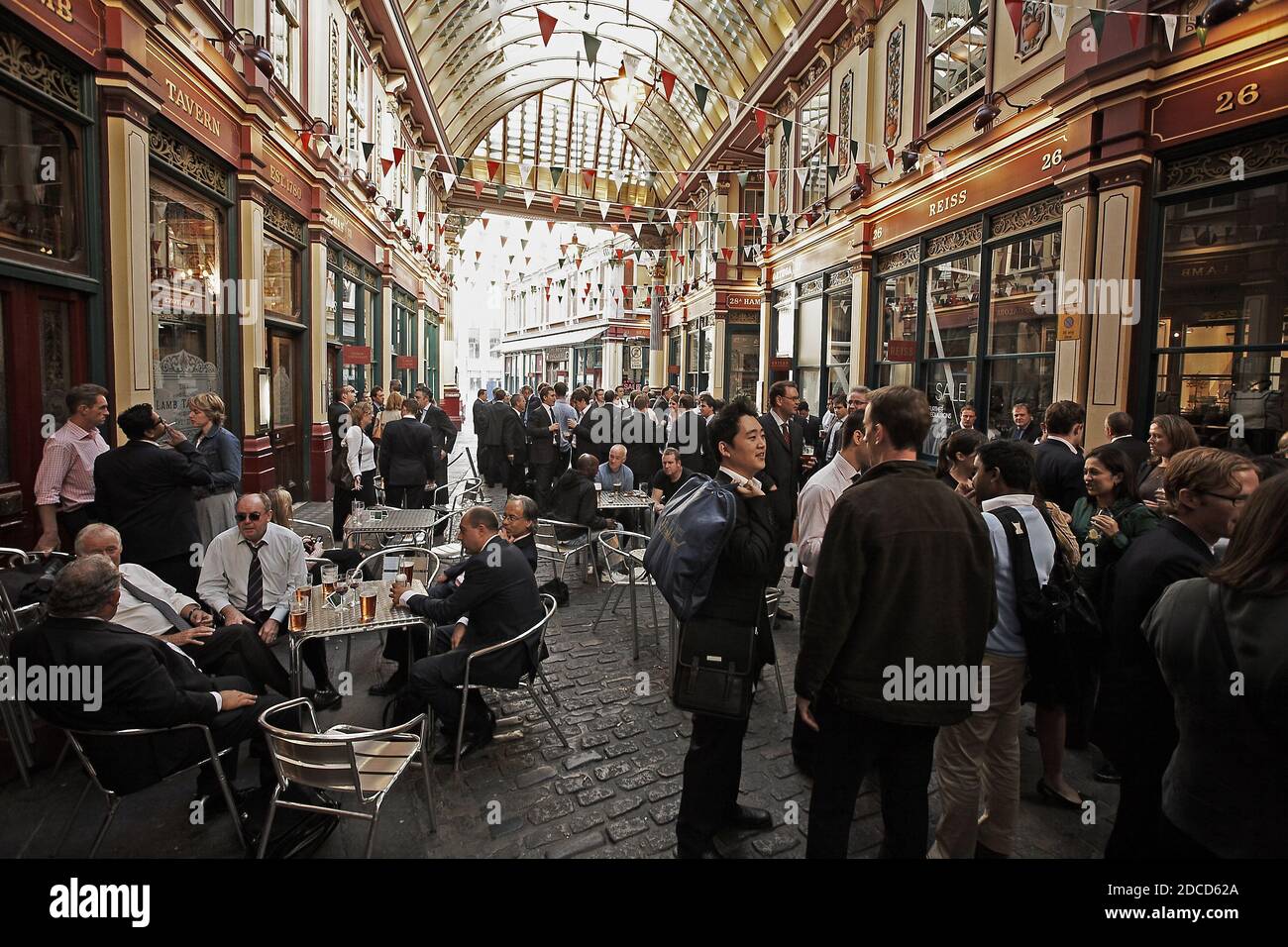 GROSSBRITANNIEN / London/ Kneipe in Leadenhall Market ein Durchgang aus dem 18. Jahrhundert im Herzen der Stadt: Die Stadtmenschen trinken, bevor sie nach Hause zurückkehren. Stockfoto