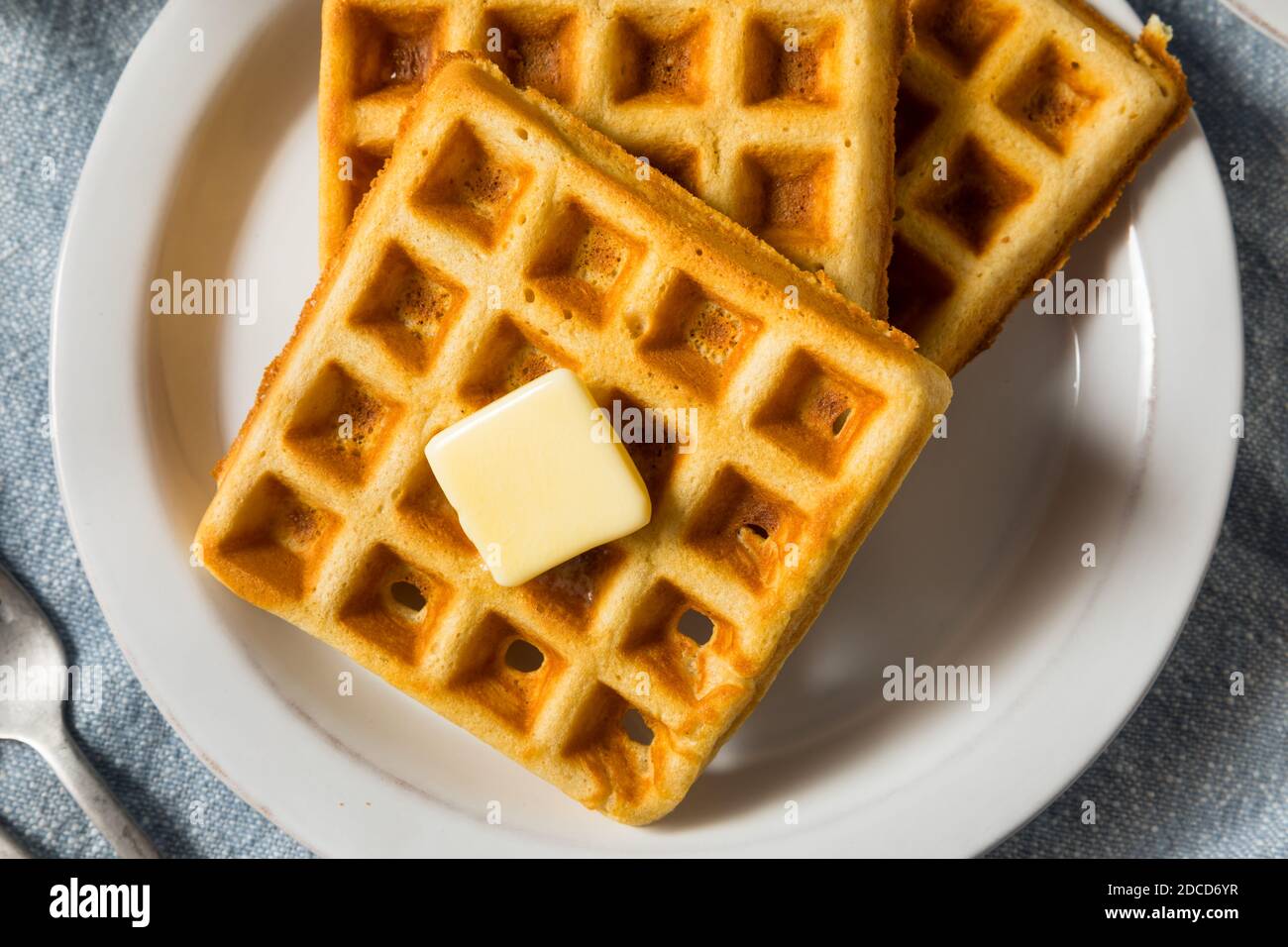 Hausgemachte warme belgische Waffeln zum Frühstück mit Butter Stockfoto