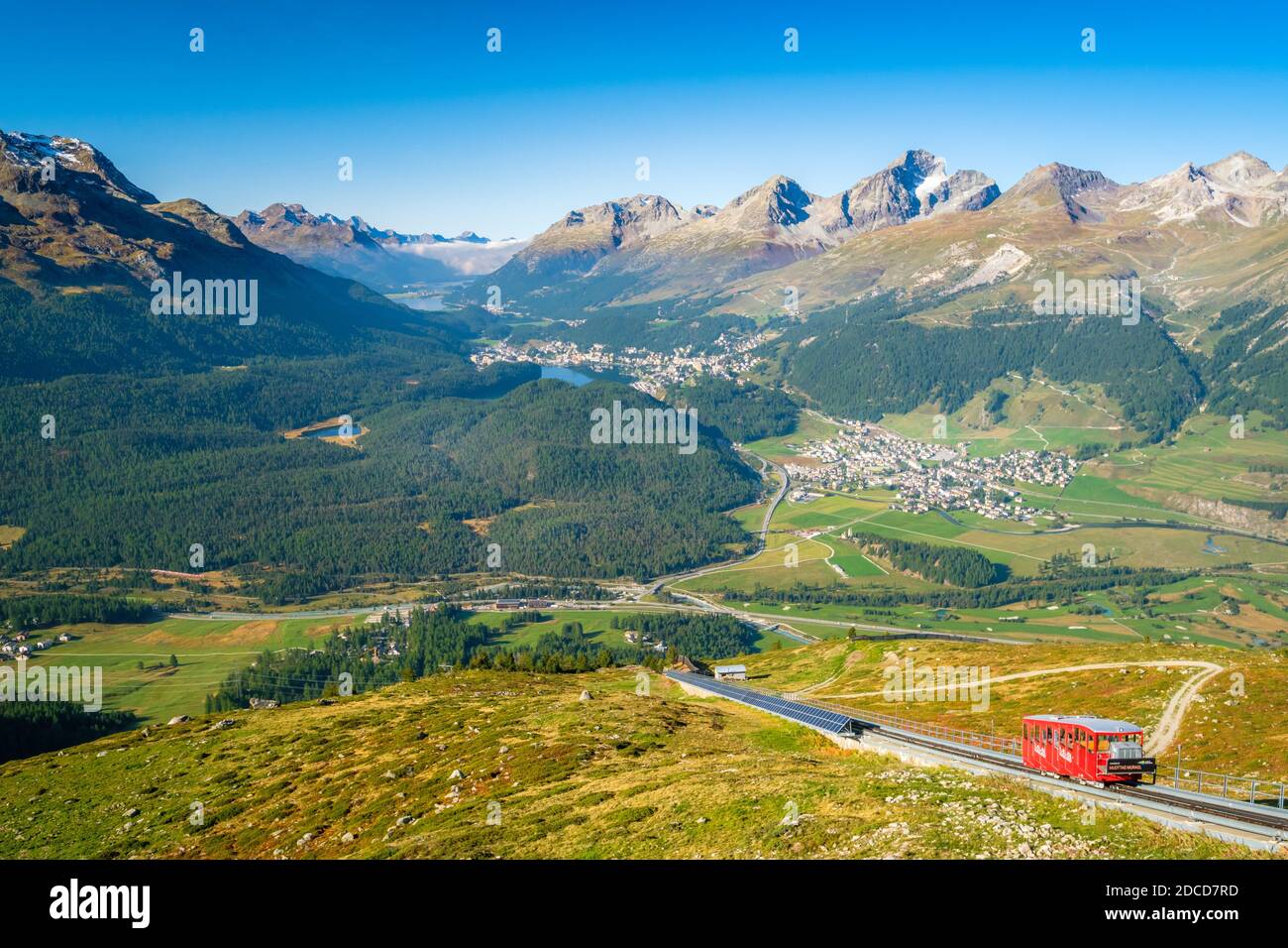 Muottas Muragl, Schweiz - September 20,2019: Der Zug der Standseilbahn Muottas Muragl Bahn steigt von der Talstation nach oben Stockfoto