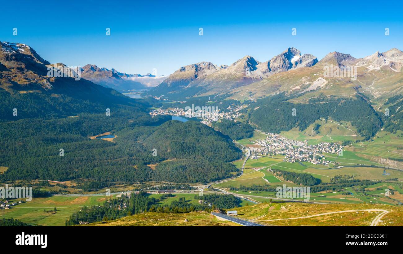 Blick vom Muottas Muragl (Graubünden, Schweiz) auf Celerina, das Oberengadiner Tal und die vier Oberengadiner Seen Stockfoto