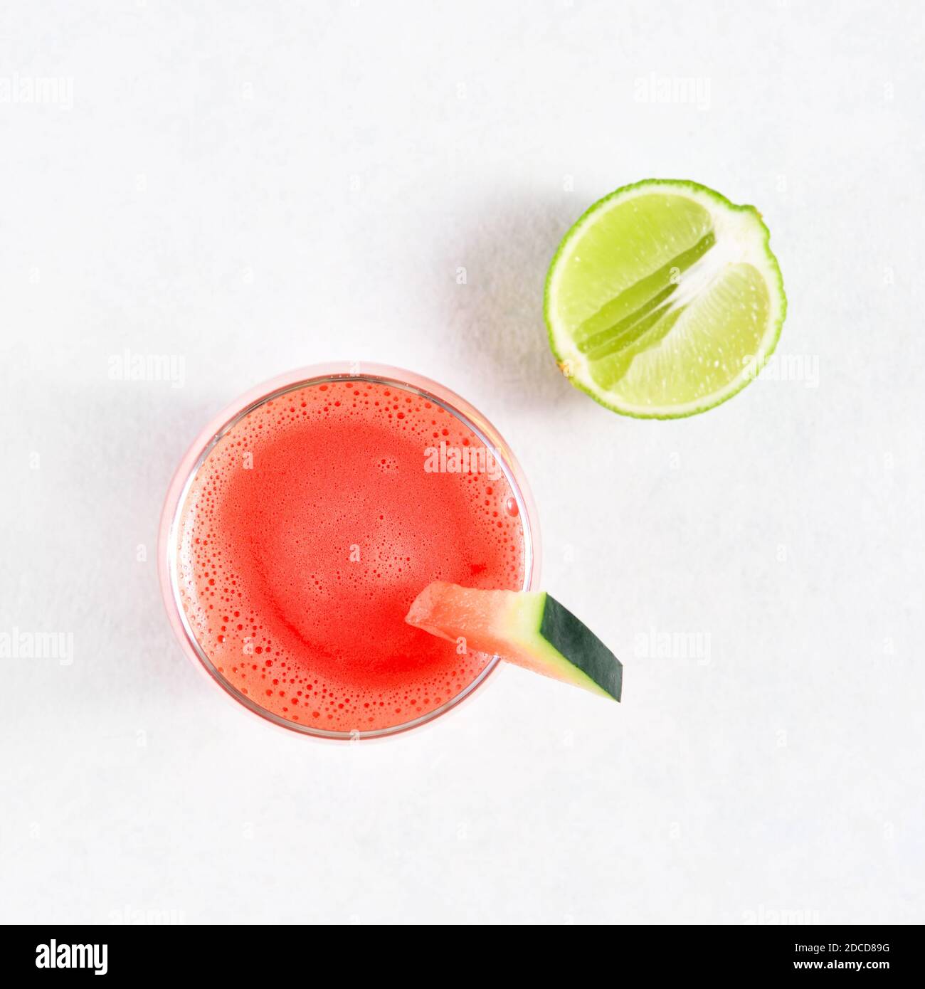 Wassermelone Saft in einem Glas auf weißem Stein Backgrond mit freiem Text Raum. Gesundes Sommergetränk. Draufsicht, flach liegend Stockfoto
