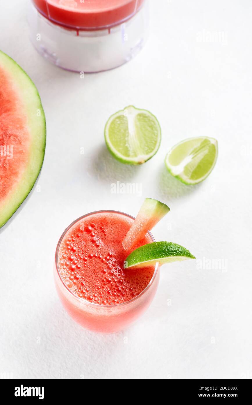 Wassermelone Saft in einem Glas auf weißem Stein Hintergrund. Gesundes Sommergetränk. Stockfoto