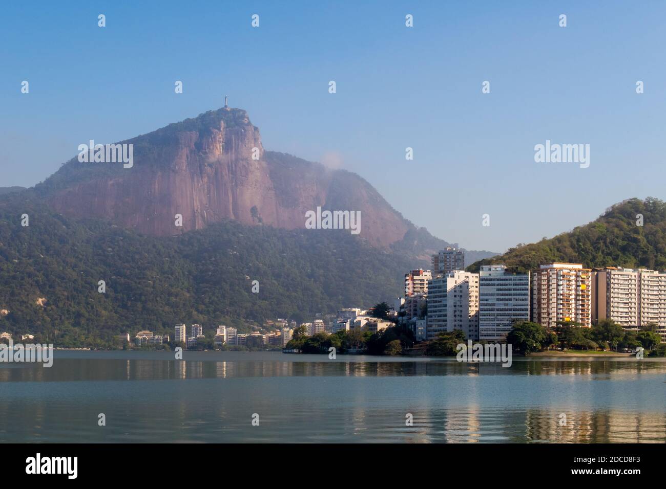Landschaft von Rodrigo de Freitas, Rio de janeiro, Lagune an einem klaren Tag mit blauem Himmel Stockfoto