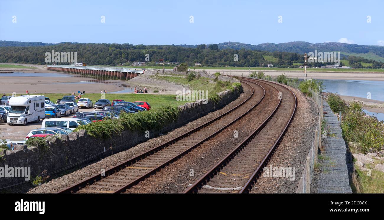 Northern Rail-Zug der Klasse 156 über das Viadukt von Kent, Arnside, Cumbria auf der Bahnlinie der Cumbrian Coast Stockfoto