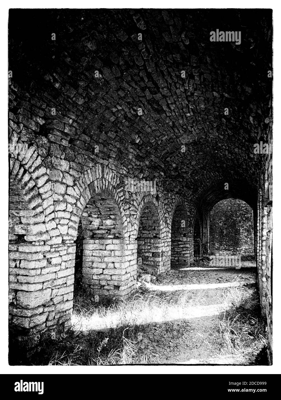 Monochrom Nahaufnahme von dunklen Tunnel zu nirgendwo mit Bögen und Kopfsteinpflaster. Hochwertige Fotos Stockfoto