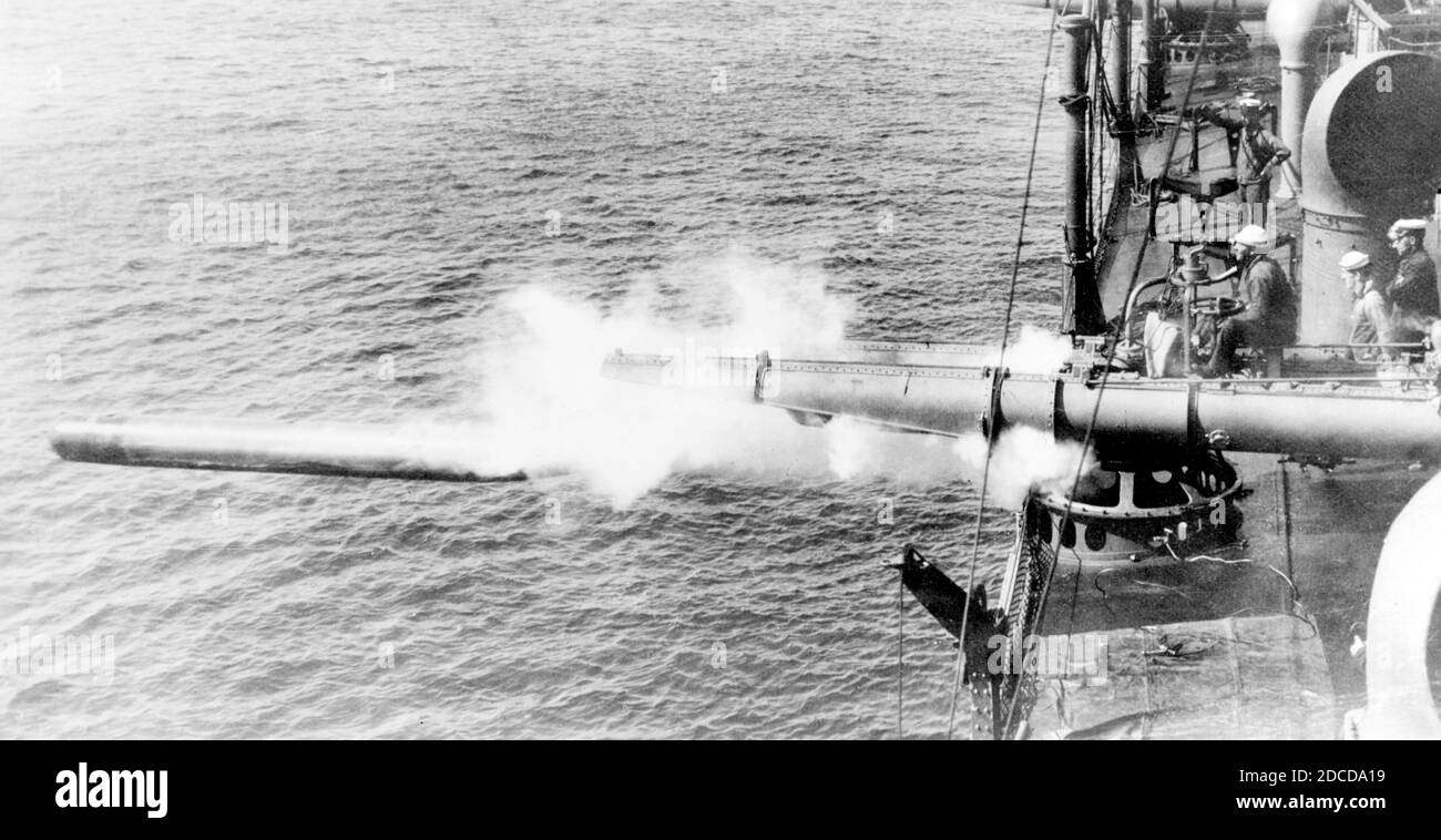 US Navy Ship Firing Torpedo, 1941 Stockfoto