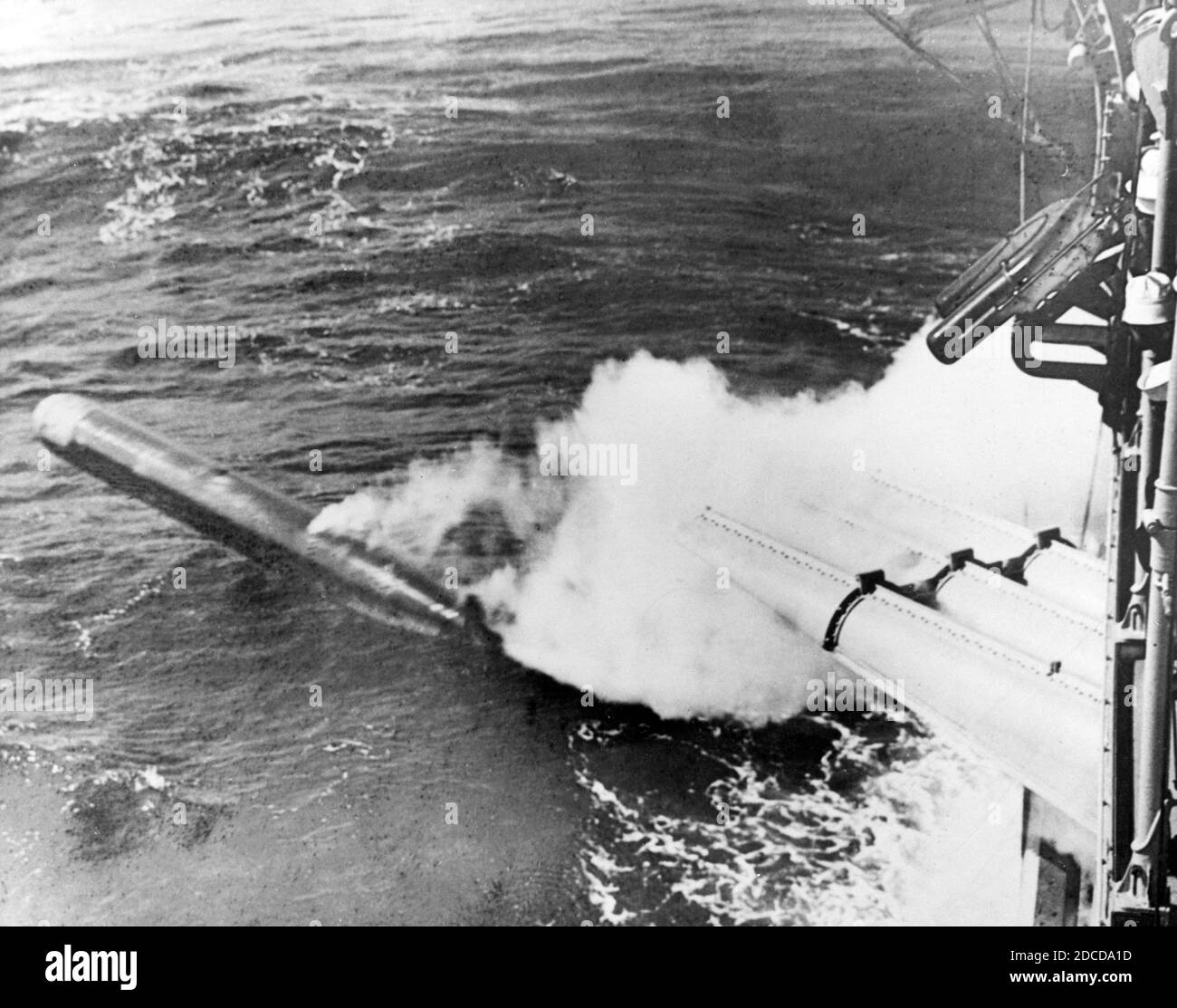 USS Chicago Firing Torpedo, 1930er Jahre Stockfoto