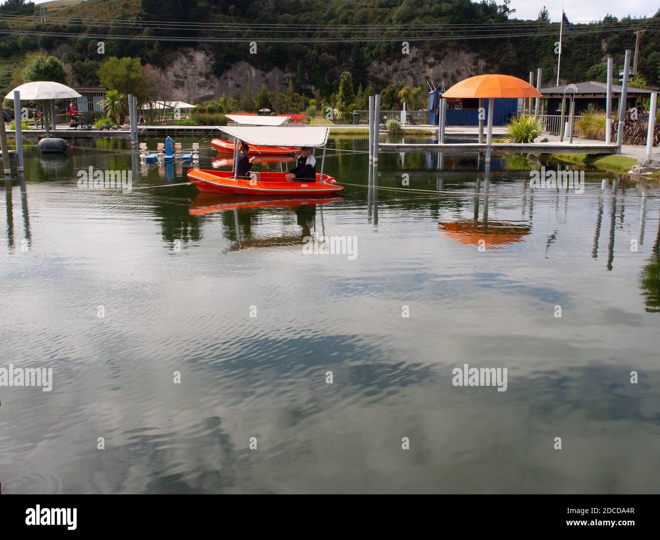 Kleines boot und spiegelungen im wasser Fotos und Bildmaterial in