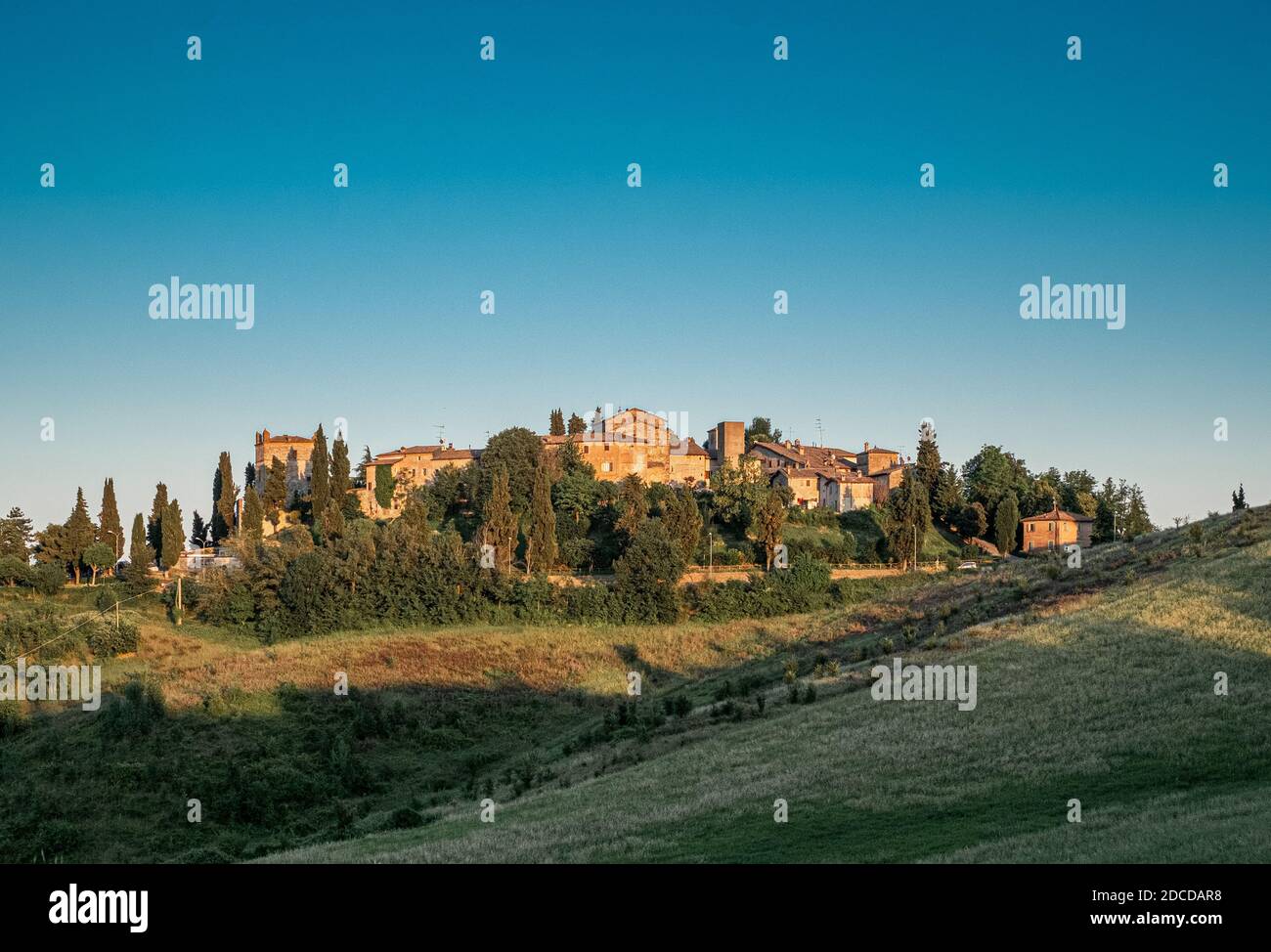 Castello di Serravalle (Schloss von Serravalle), typisches mittelalterliches Dorf auf dem Lande. Bologna Provinz, Emilia und Romagna, Italien. Stockfoto